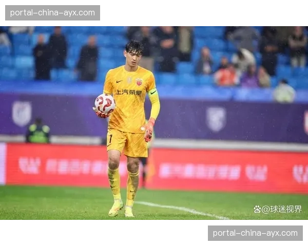 特写镜头：颜骏凌神勇扑出点球，力保上海海港球门不失